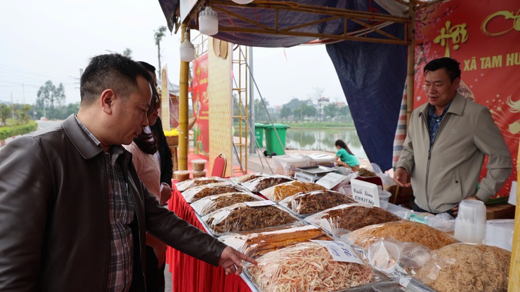 Bí thư Đảng ủy, Chủ tịch HĐND xã Bùi Văn Sáng kiểm tra công tác tổ chức Hội chợ hoa Xuân Bính Ngọ 2026- Ảnh 8.