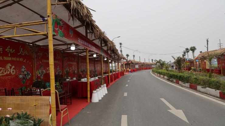 Bí thư Đảng ủy, Chủ tịch HĐND xã Bùi Văn Sáng kiểm tra công tác tổ chức Hội chợ hoa Xuân Bính Ngọ 2026- Ảnh 7.