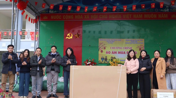 Đoàn công tác trường THCS Trần Duy Hưng với "Hành trình về nguồn - lan tỏa yêu thương" tại tỉnh Cao Bằng 
- Ảnh 1.