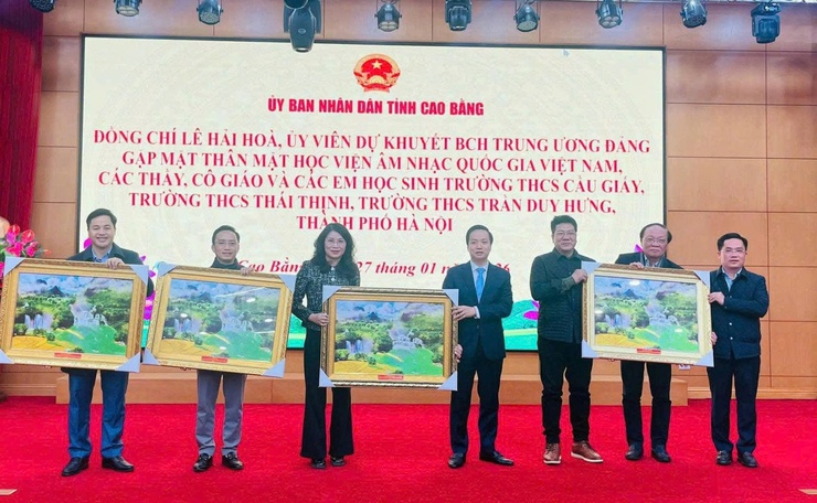 Đoàn công tác trường THCS Trần Duy Hưng với "Hành trình về nguồn - lan tỏa yêu thương" tại tỉnh Cao Bằng 
- Ảnh 3.