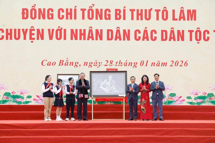 Đoàn công tác trường THCS Trần Duy Hưng với "Hành trình về nguồn - lan tỏa yêu thương" tại tỉnh Cao Bằng 
- Ảnh 5.
