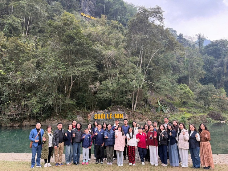 Đoàn công tác trường THCS Trần Duy Hưng với "Hành trình về nguồn - lan tỏa yêu thương" tại tỉnh Cao Bằng 
- Ảnh 9.