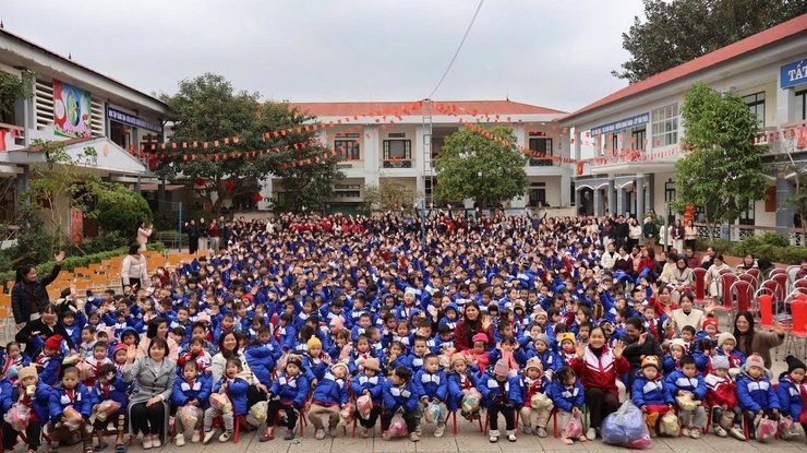 Đoàn công tác trường THCS Trần Duy Hưng với "Hành trình về nguồn - lan tỏa yêu thương" tại tỉnh Cao Bằng 
- Ảnh 2.