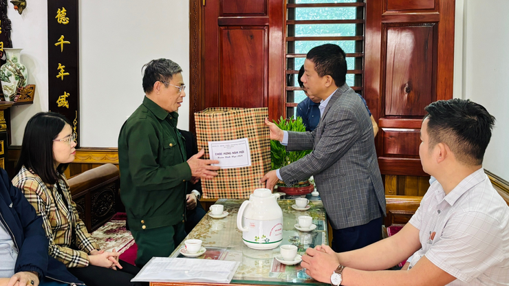 Xã Yên Lãng thăm, tặng quà người có công dịp Tết Nguyên đán 2026- Ảnh 1.