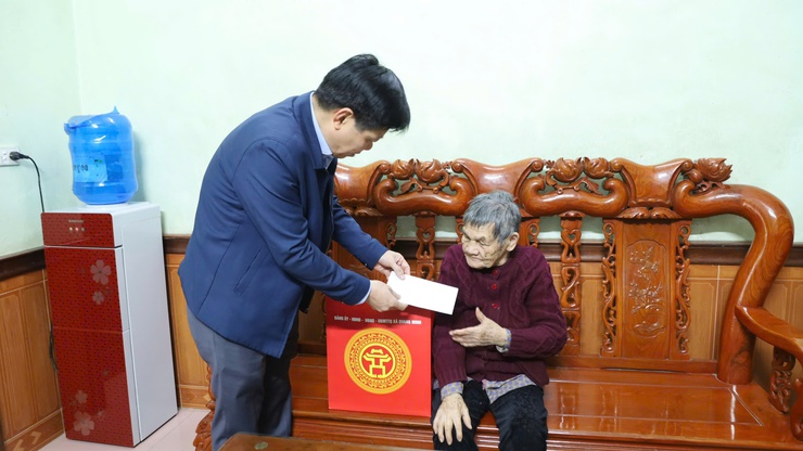 Phó Chủ tịch UBND xã Quang Minh thăm, tặng quà gia đình người có công nhân dịp Tết Nguyên đán Bính Ngọ 2026- Ảnh 4.