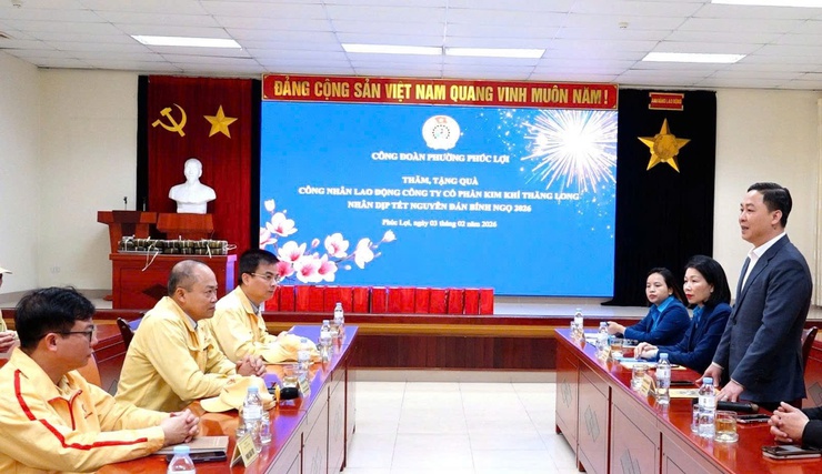 Công đoàn phường Phúc Lợi thăm, tặng quà Tết động viên người lao động trước thềm Xuân Bính Ngọ- Ảnh 1.