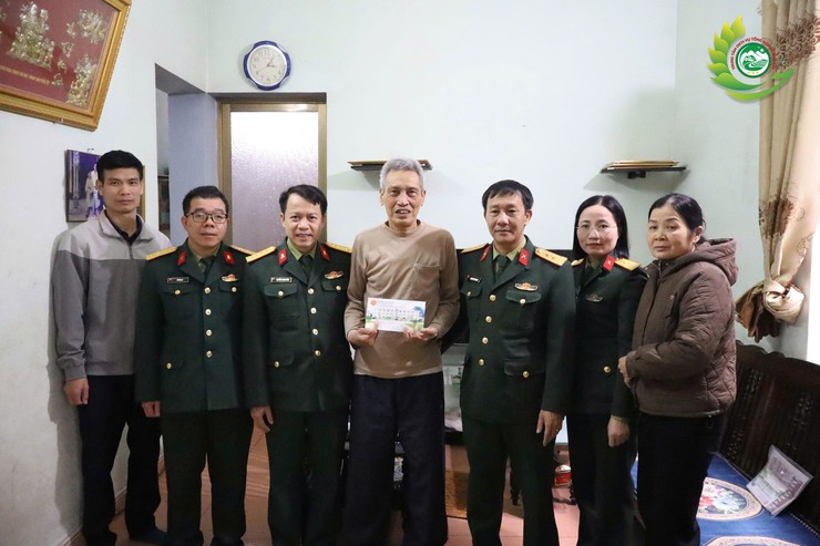 Ban Chỉ huy Quân sự xã Phú Cát phối hợp Kho K680 trao 6 suất quà Tết cho các gia đình chính sách- Ảnh 1.