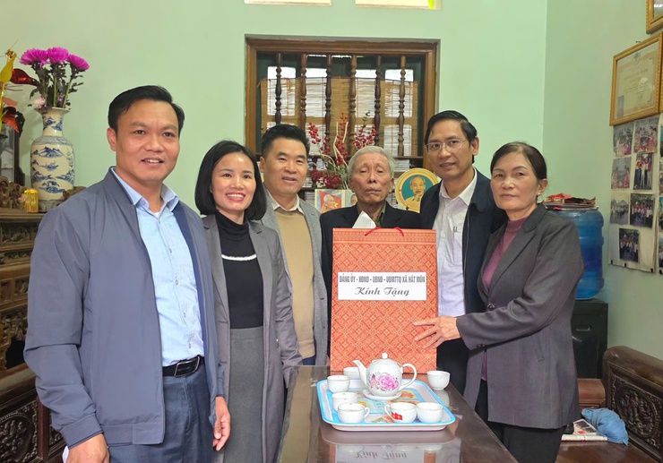 Lãnh đạo xã Hát Môn thăm tặng quà gia đình người có công, Thân nhân liệt sĩ, NCT có tuổi tròn 100 tuổi nhân dịp Tết Nguyên đán Bính Ngọ 2026- Ảnh 5.