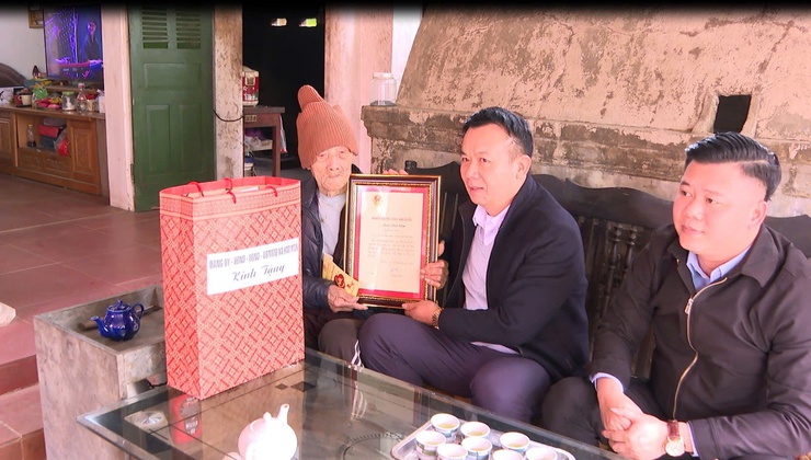 Lãnh đạo xã Hát Môn thăm tặng quà gia đình người có công, Thân nhân liệt sĩ, NCT có tuổi tròn 100 tuổi nhân dịp Tết Nguyên đán Bính Ngọ 2026- Ảnh 2.