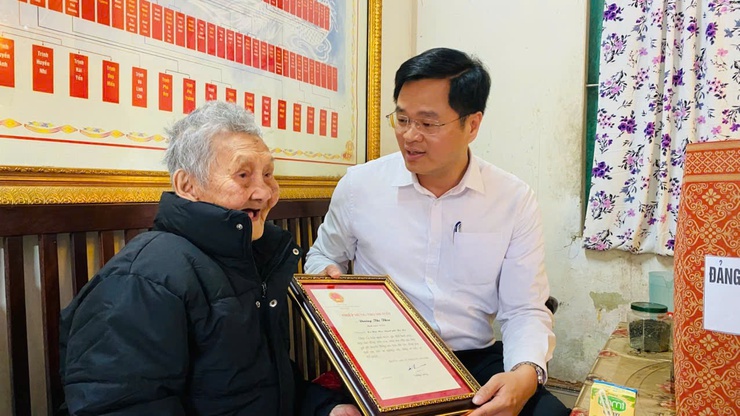 Lãnh đạo xã Hát Môn thăm tặng quà gia đình người có công, Thân nhân liệt sĩ, NCT có tuổi tròn 100 tuổi nhân dịp Tết Nguyên đán Bính Ngọ 2026- Ảnh 9.