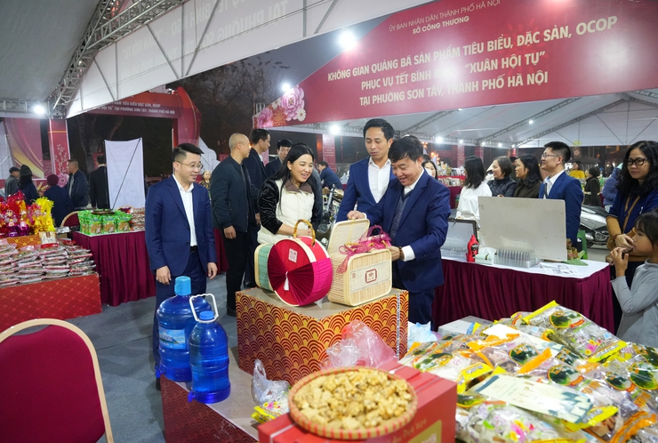 PHƯỜNG SƠN TÂY: KHAI MẠC KHÔNG GIAN QUẢNG BÁ SẢN PHẨM TIÊU BIỂU, ĐẶC SẢN, OCOP PHỤC VỤ TẾT BÍNH NGỌ "XUÂN HỘI TỤ"- Ảnh 5.