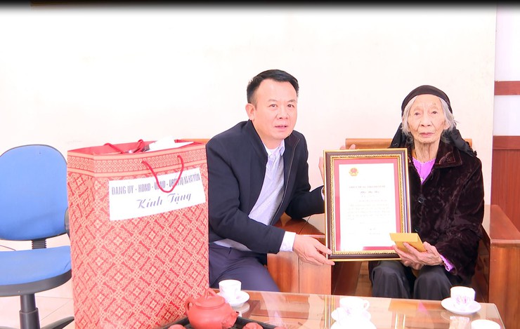 Lãnh đạo xã Hát Môn thăm tặng quà gia đình người có công, Thân nhân liệt sĩ, NCT có tuổi tròn 100 tuổi nhân dịp Tết Nguyên đán Bính Ngọ 2026- Ảnh 3.