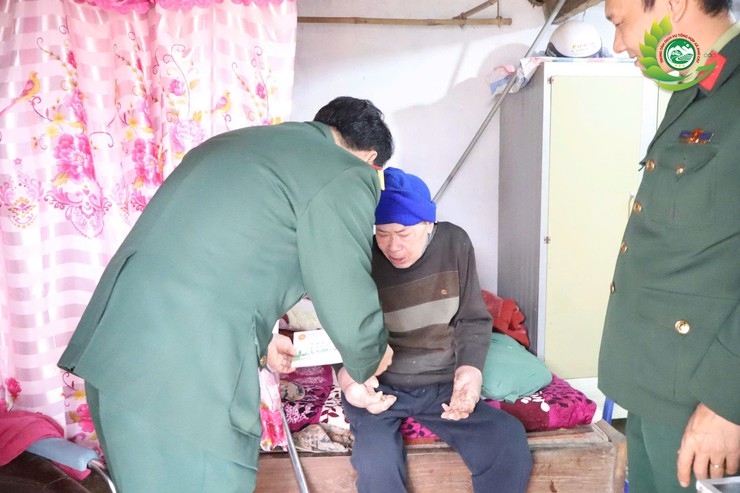 Ban Chỉ huy Quân sự xã Phú Cát phối hợp Kho K680 trao 6 suất quà Tết cho các gia đình chính sách- Ảnh 2.