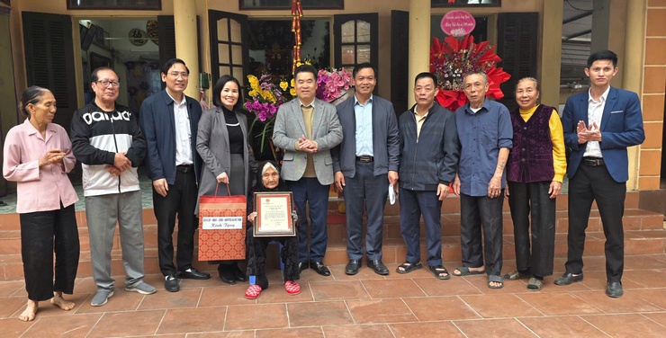 Lãnh đạo xã Hát Môn thăm tặng quà gia đình người có công, Thân nhân liệt sĩ, NCT có tuổi tròn 100 tuổi nhân dịp Tết Nguyên đán Bính Ngọ 2026- Ảnh 6.