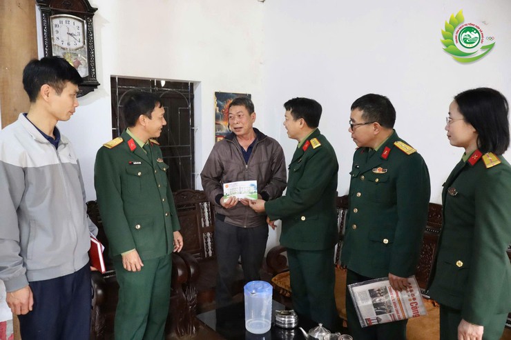 Ban Chỉ huy Quân sự xã Phú Cát phối hợp Kho K680 trao 6 suất quà Tết cho các gia đình chính sách- Ảnh 3.