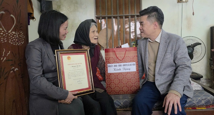 Lãnh đạo xã Hát Môn thăm tặng quà gia đình người có công, Thân nhân liệt sĩ, NCT có tuổi tròn 100 tuổi nhân dịp Tết Nguyên đán Bính Ngọ 2026- Ảnh 4.