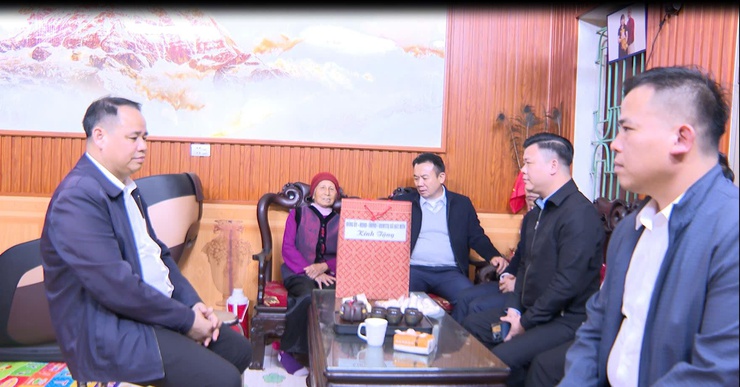 Lãnh đạo xã Hát Môn thăm tặng quà gia đình người có công, Thân nhân liệt sĩ, NCT có tuổi tròn 100 tuổi nhân dịp Tết Nguyên đán Bính Ngọ 2026- Ảnh 1.