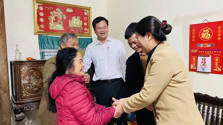 Lãnh đạo xã Hát Môn thăm tặng quà gia đình người có công, Thân nhân liệt sĩ, NCT có tuổi tròn 100 tuổi nhân dịp Tết Nguyên đán Bính Ngọ 2026- Ảnh 11.