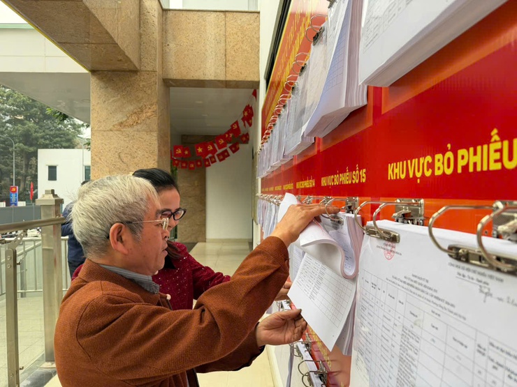 Niêm yết danh sách cử tri phục vụ cuộc bầu cử đại biểu Quốc hội và đại biểu HĐND các cấp nhiệm kỳ 2026 - 2030 trên địa bàn phường Đống Đa- Ảnh 3.