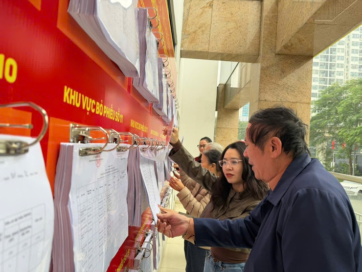 Niêm yết danh sách cử tri phục vụ cuộc bầu cử đại biểu Quốc hội và đại biểu HĐND các cấp nhiệm kỳ 2026 - 2030 trên địa bàn phường Đống Đa- Ảnh 1.