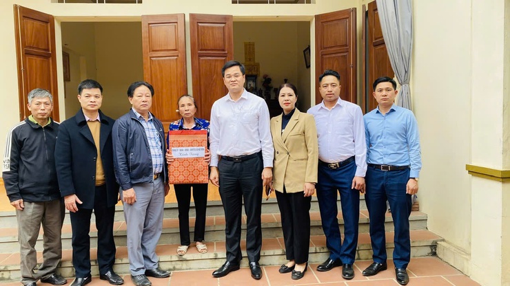 Lãnh đạo xã Hát Môn thăm tặng quà gia đình người có công, Thân nhân liệt sĩ, NCT có tuổi tròn 100 tuổi nhân dịp Tết Nguyên đán Bính Ngọ 2026- Ảnh 8.