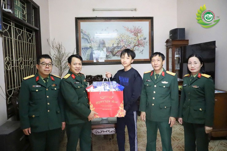 Ban Chỉ huy Quân sự xã Phú Cát phối hợp Kho K680 trao 6 suất quà Tết cho các gia đình chính sách- Ảnh 4.