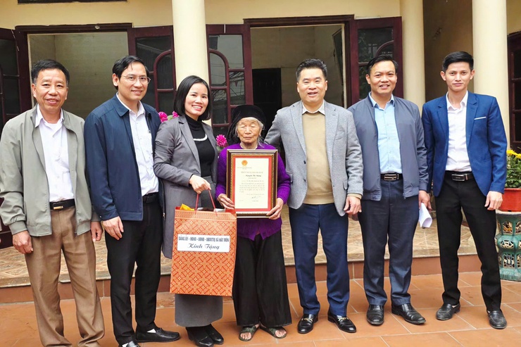 Lãnh đạo xã Hát Môn thăm tặng quà gia đình người có công, Thân nhân liệt sĩ, NCT có tuổi tròn 100 tuổi nhân dịp Tết Nguyên đán Bính Ngọ 2026- Ảnh 7.