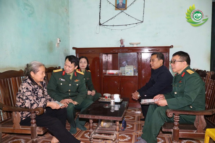 Ban Chỉ huy Quân sự xã Phú Cát phối hợp Kho K680 trao 6 suất quà Tết cho các gia đình chính sách- Ảnh 6.