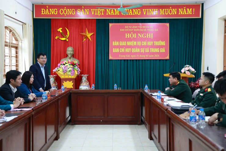 TRUNG GIÃ BÀN GIAO NHIỆM VỤ CHỈ HUY TRƯỞNG BAN CHỈ HUY QUÂN SỰ XÃ- Ảnh 2.