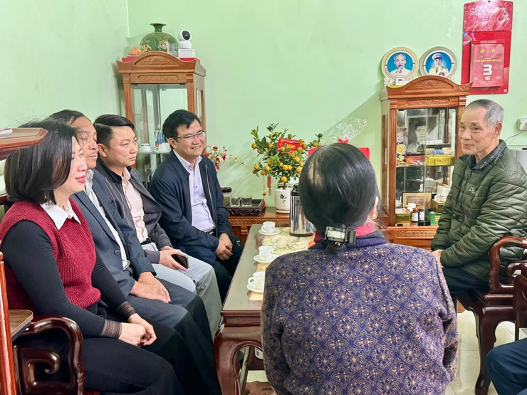 ĐỒNG CHÍ LÊ HỮU MẠNH – BÍ THƯ ĐẢNG ỦY, CHỦ TỊCH UBND XÃ TRUNG GIÃ THĂM, TẶNG QUÀ GIA ĐÌNH CHÍNH SÁCH, NGƯỜI CÓ CÔNG VÀ CÁC ĐỒNG CHÍ NGUYÊN LÃNH ĐẠO HUYỆN SÓC SƠN (CŨ)- Ảnh 1.