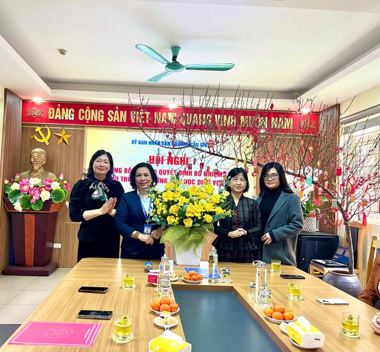 HỘI NGHỊ CÔNG BỐ VÀ TRAO QUYẾT ĐỊNH BỔ NHIỆM LẠI HIỆU TRƯỞNG – DẤU MỐC TIẾP NỐI HÀNH TRÌNH PHÁT TRIỂN TRƯỜNG TIỂU HỌC DỊCH VỌNG B- Ảnh 4.