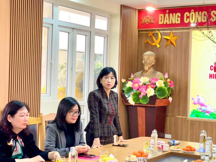 HỘI NGHỊ CÔNG BỐ VÀ TRAO QUYẾT ĐỊNH BỔ NHIỆM LẠI HIỆU TRƯỞNG – DẤU MỐC TIẾP NỐI HÀNH TRÌNH PHÁT TRIỂN TRƯỜNG TIỂU HỌC DỊCH VỌNG B- Ảnh 2.