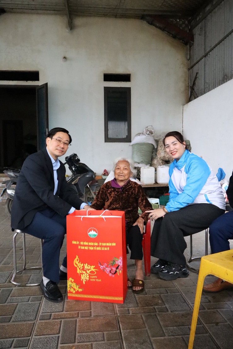 ĐỒNG CHÍ PHÙNG VĂN TRÁNG – PHÓ BÍ THƯ THƯỜNG TRỰC ĐẢNG ỦY XÃ BA VÌ THĂM, TẶNG QUÀ CÁC GIA ĐÌNH CHÍNH SÁCH, NGƯỜI CÓ CÔNG, NGƯỜI CAO TUỔI NHÂN DỊP TẾT NGUYÊN ĐÁN BÍNH NGỌ 2026- Ảnh 2.