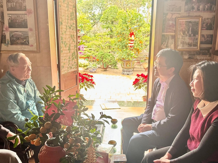 ĐỒNG CHÍ LÊ HỮU MẠNH – BÍ THƯ ĐẢNG ỦY, CHỦ TỊCH UBND XÃ TRUNG GIÃ THĂM, TẶNG QUÀ GIA ĐÌNH CHÍNH SÁCH, NGƯỜI CÓ CÔNG VÀ CÁC ĐỒNG CHÍ NGUYÊN LÃNH ĐẠO HUYỆN SÓC SƠN (CŨ)- Ảnh 3.