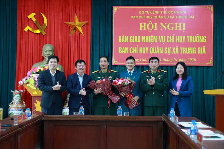 TRUNG GIÃ BÀN GIAO NHIỆM VỤ CHỈ HUY TRƯỞNG BAN CHỈ HUY QUÂN SỰ XÃ- Ảnh 1.