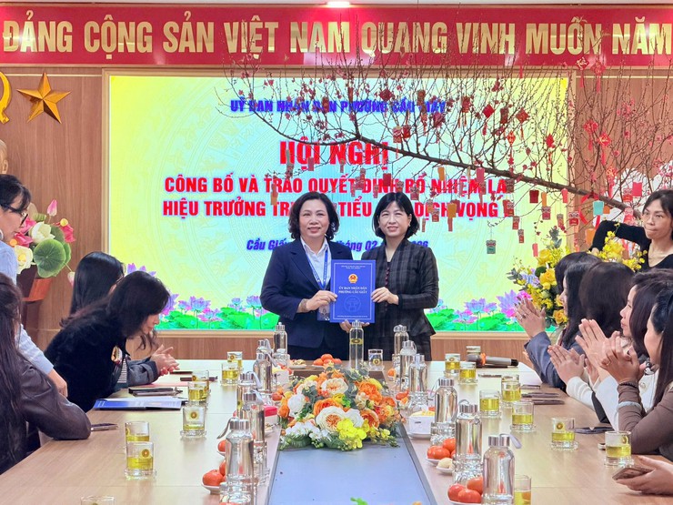 HỘI NGHỊ CÔNG BỐ VÀ TRAO QUYẾT ĐỊNH BỔ NHIỆM LẠI HIỆU TRƯỞNG – DẤU MỐC TIẾP NỐI HÀNH TRÌNH PHÁT TRIỂN TRƯỜNG TIỂU HỌC DỊCH VỌNG B- Ảnh 1.
