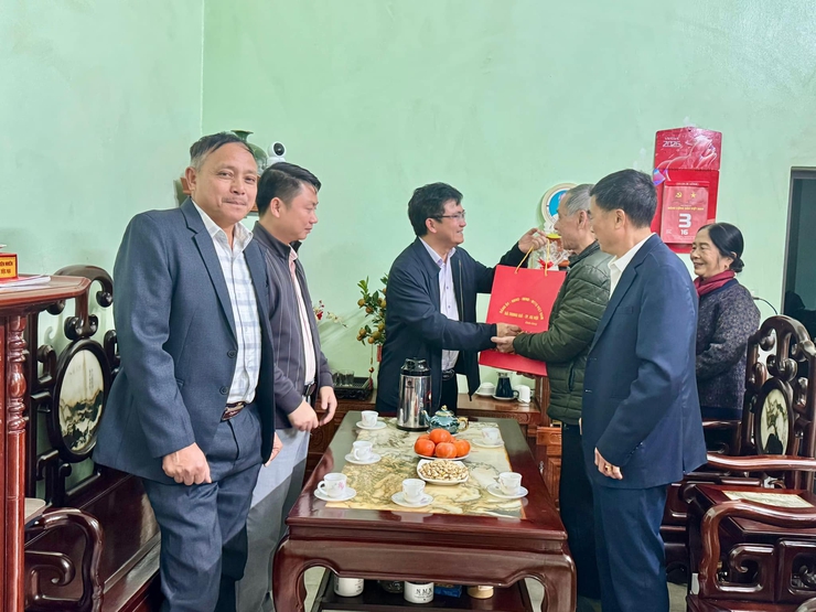 ĐỒNG CHÍ LÊ HỮU MẠNH – BÍ THƯ ĐẢNG ỦY, CHỦ TỊCH UBND XÃ TRUNG GIÃ THĂM, TẶNG QUÀ GIA ĐÌNH CHÍNH SÁCH, NGƯỜI CÓ CÔNG VÀ CÁC ĐỒNG CHÍ NGUYÊN LÃNH ĐẠO HUYỆN SÓC SƠN (CŨ)- Ảnh 2.