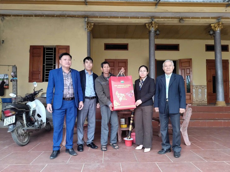 ĐỒNG CHÍ BÍ THƯ ĐẢNG UỶ, CHỦ TỊCH HĐND XÃ THĂM, TẶNG QUÀ CÁC GIA ĐÌNH CHÍNH SÁCH, NGƯỜI CÓ CÔNG VÀ NGƯỜI CAO TUỔI- Ảnh 2.