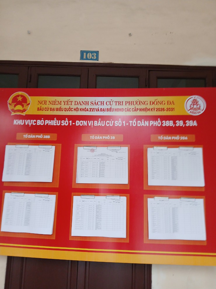 Niêm yết danh sách cử tri phục vụ cuộc bầu cử đại biểu Quốc hội và đại biểu HĐND các cấp nhiệm kỳ 2026 - 2030 trên địa bàn phường Đống Đa- Ảnh 5.