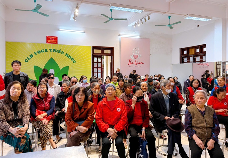 Hội Chữ thập đỏ phường Thanh Liệt trao tặng 200 suất quà “Tết Nhân ái” cho người dân có hoàn cảnh khó khăn- Ảnh 1.