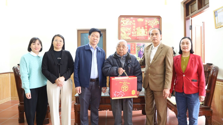 Phó Chủ tịch UBND xã Quang Minh thăm, tặng quà gia đình người có công nhân dịp Tết Nguyên đán Bính Ngọ 2026- Ảnh 3.