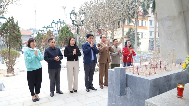 Phó Chủ tịch UBND xã Quang Minh thăm, tặng quà gia đình người có công nhân dịp Tết Nguyên đán Bính Ngọ 2026- Ảnh 1.