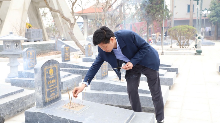 Phó Chủ tịch UBND xã Quang Minh thăm, tặng quà gia đình người có công nhân dịp Tết Nguyên đán Bính Ngọ 2026- Ảnh 2.