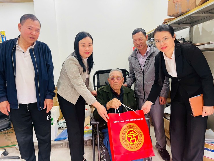 Phó Chủ tịch HĐND xã Nguyễn Thị Lộc thăm tặng quà tết cho người có công tại thôn Phù Trì- Ảnh 2.