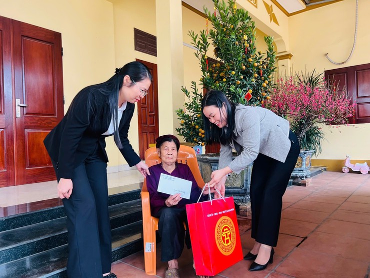 Phó Chủ tịch HĐND xã Nguyễn Thị Lộc thăm tặng quà tết cho người có công tại thôn Phù Trì- Ảnh 3.