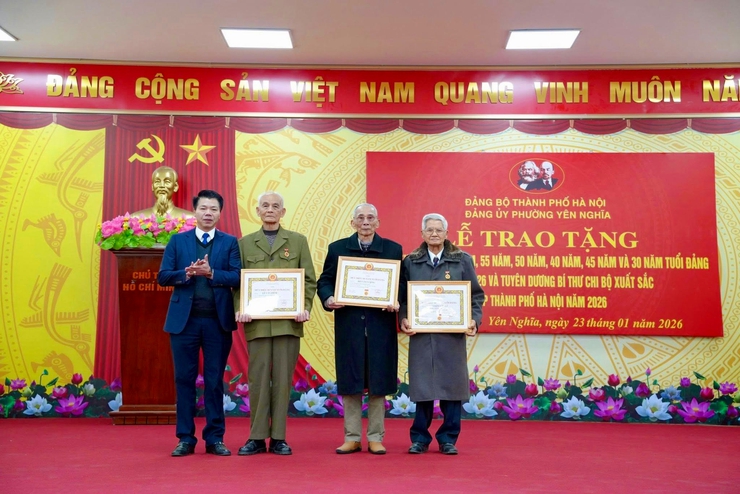 PHƯỜNG YÊN NGHĨA TRAO TẶNG HUY HIỆU ĐẢNG ĐỢT 3/2- Ảnh 2.