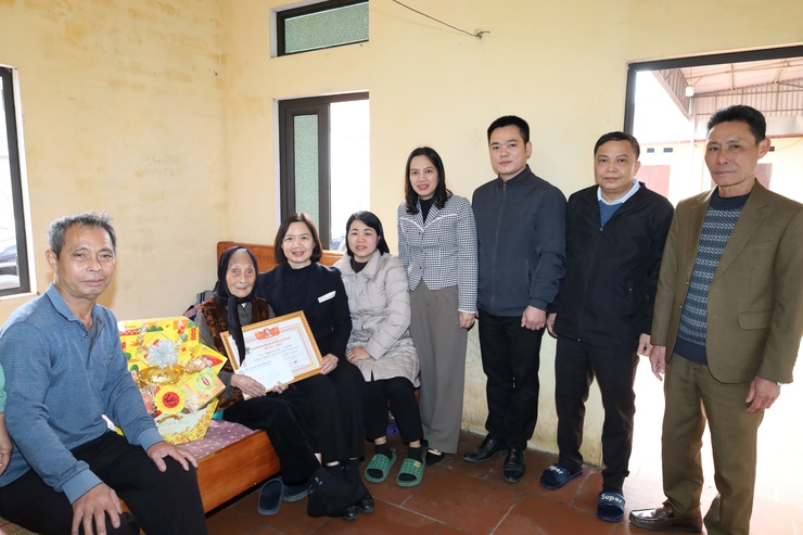 Phường Tùng Thiện thăm, tặng quà các gia đình chính sách, người cao tuổi và hộ cận nghèo trên địa bàn- Ảnh 1.