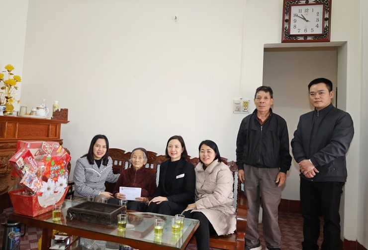 Phường Tùng Thiện thăm, tặng quà các gia đình chính sách, người cao tuổi và hộ cận nghèo trên địa bàn- Ảnh 2.