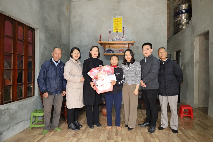 Phường Tùng Thiện thăm, tặng quà các gia đình chính sách, người cao tuổi và hộ cận nghèo trên địa bàn- Ảnh 3.