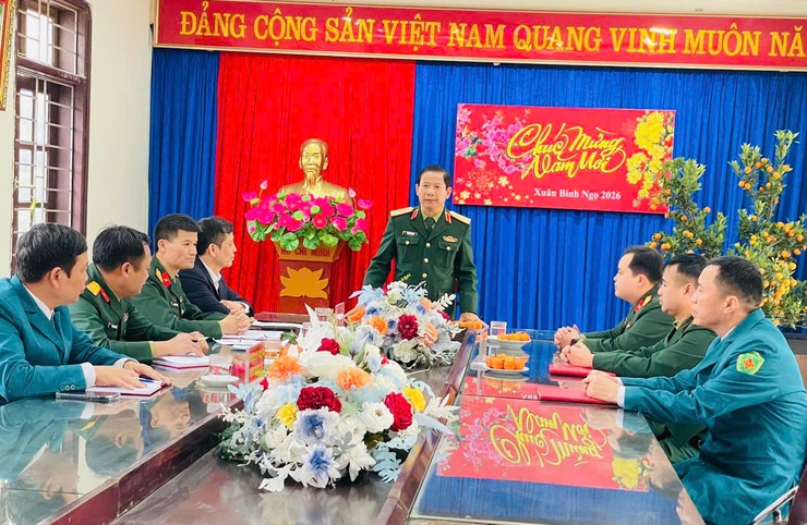 Thiếu tướng Nguyễn Đình Lưu - Phó Tư lệnh Bộ Tư lệnh Thủ đô Hà Nội thăm, chúc Tết Ban CHQS phường Dương Nội nhân dịp Tết Nguyên đán Bính Ngọ- Ảnh 1.